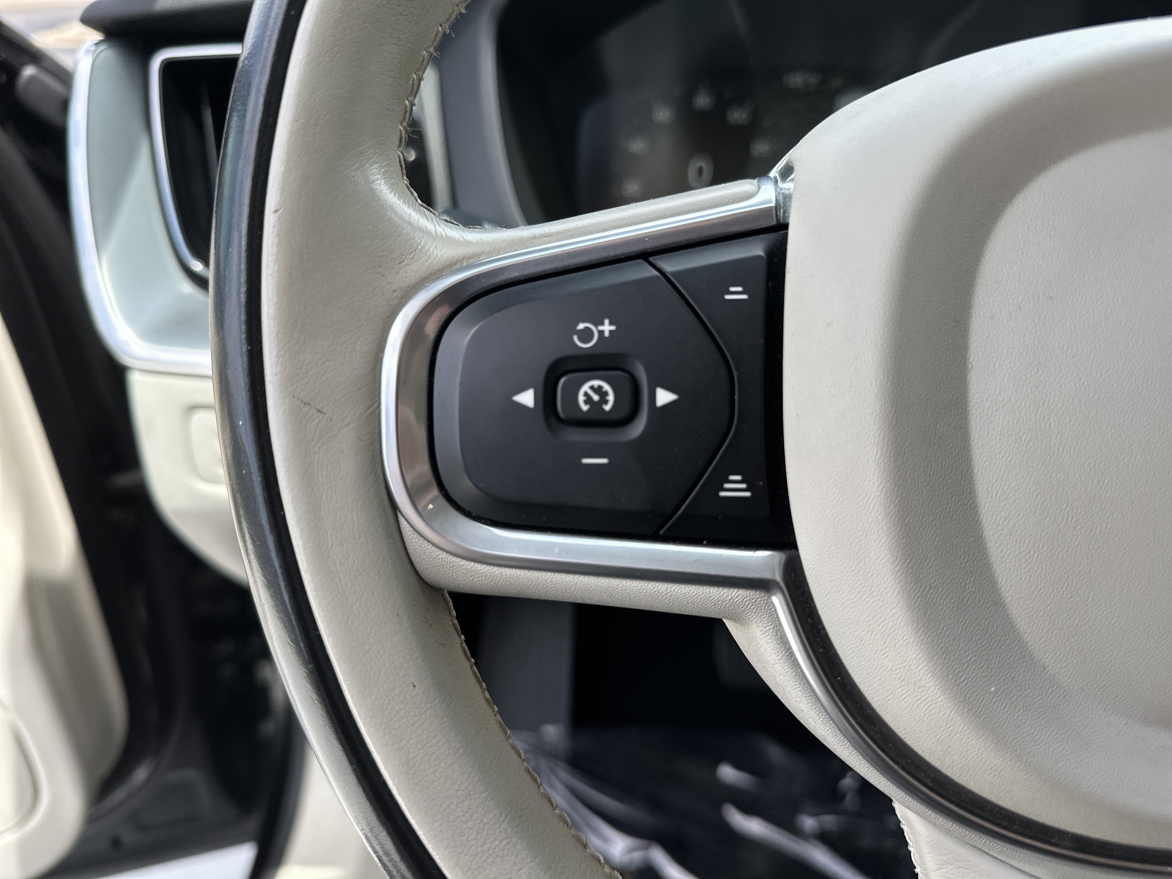 Used 2018 Volvo XC60 T6 Momentum w/ Convenience Package AWD/4WD image 19
