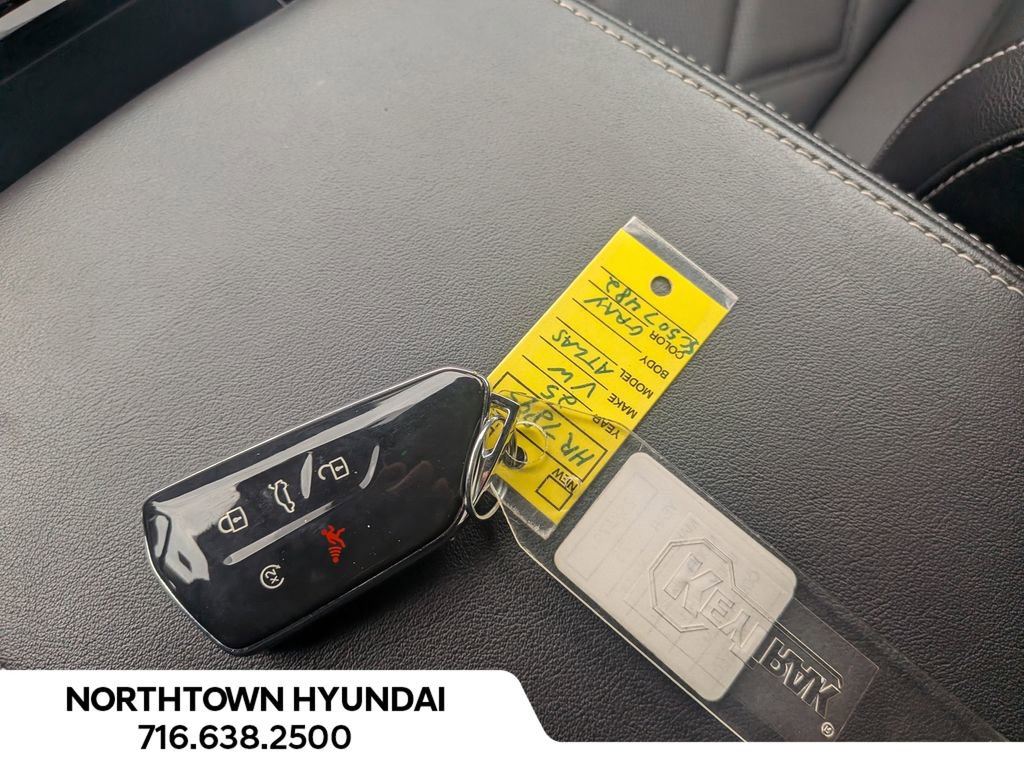 Used 2025 Volkswagen Atlas SE image 18