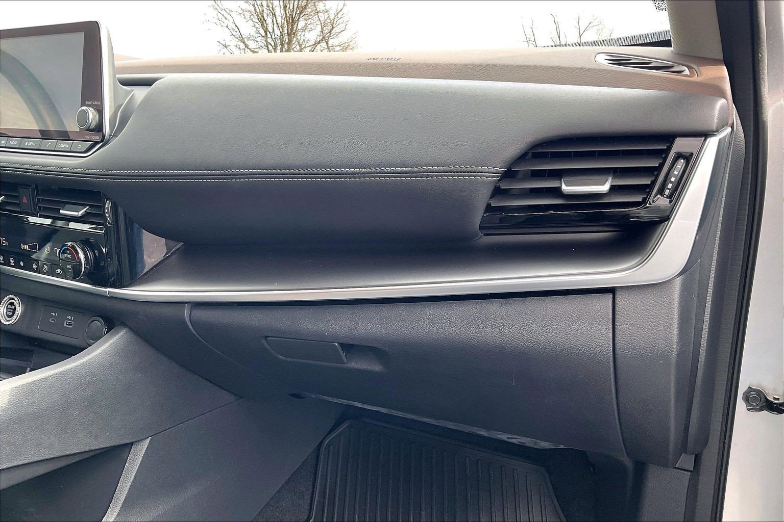 Used 2022 Nissan Rogue SV image 15