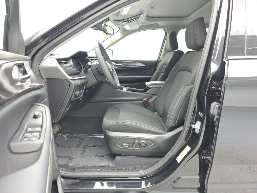 Used 2023 Jeep Grand Cherokee Laredo image 13