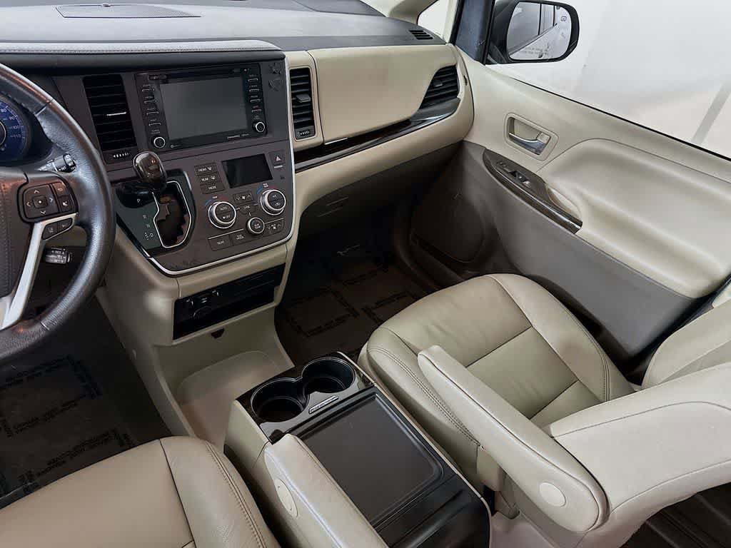 Used 2020 Toyota Sienna XLE w/ XLE Navigation Package FWD image 11