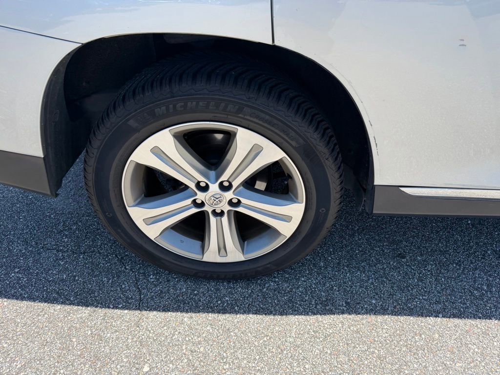 Used 2011 Toyota Highlander Limited w/ Tow Pkg FWD image 5