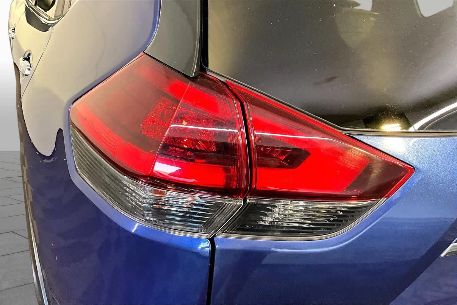 Used 2018 Nissan Rogue SV w/ Sun & Sound Touring Package AWD/4WD image 28