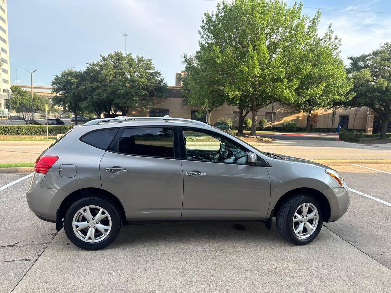 Used 2010 Nissan Rogue SL w/ Premium Pkg AWD/4WD image 9