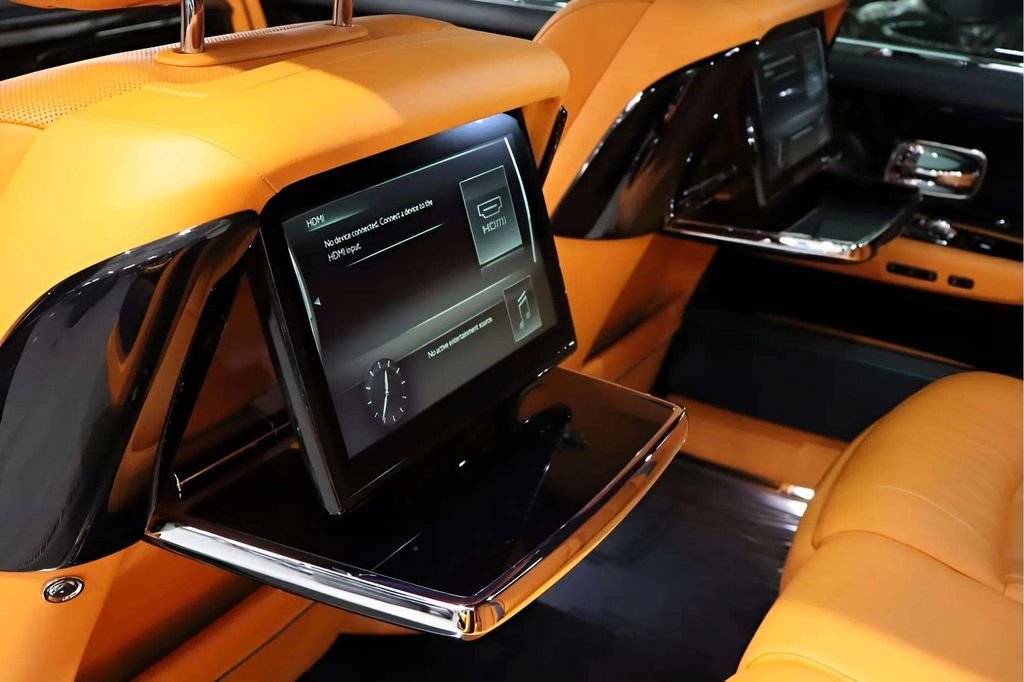 Used 2023 Rolls-Royce Phantom Sedan w/ Leather Finishing Pack RWD image 17