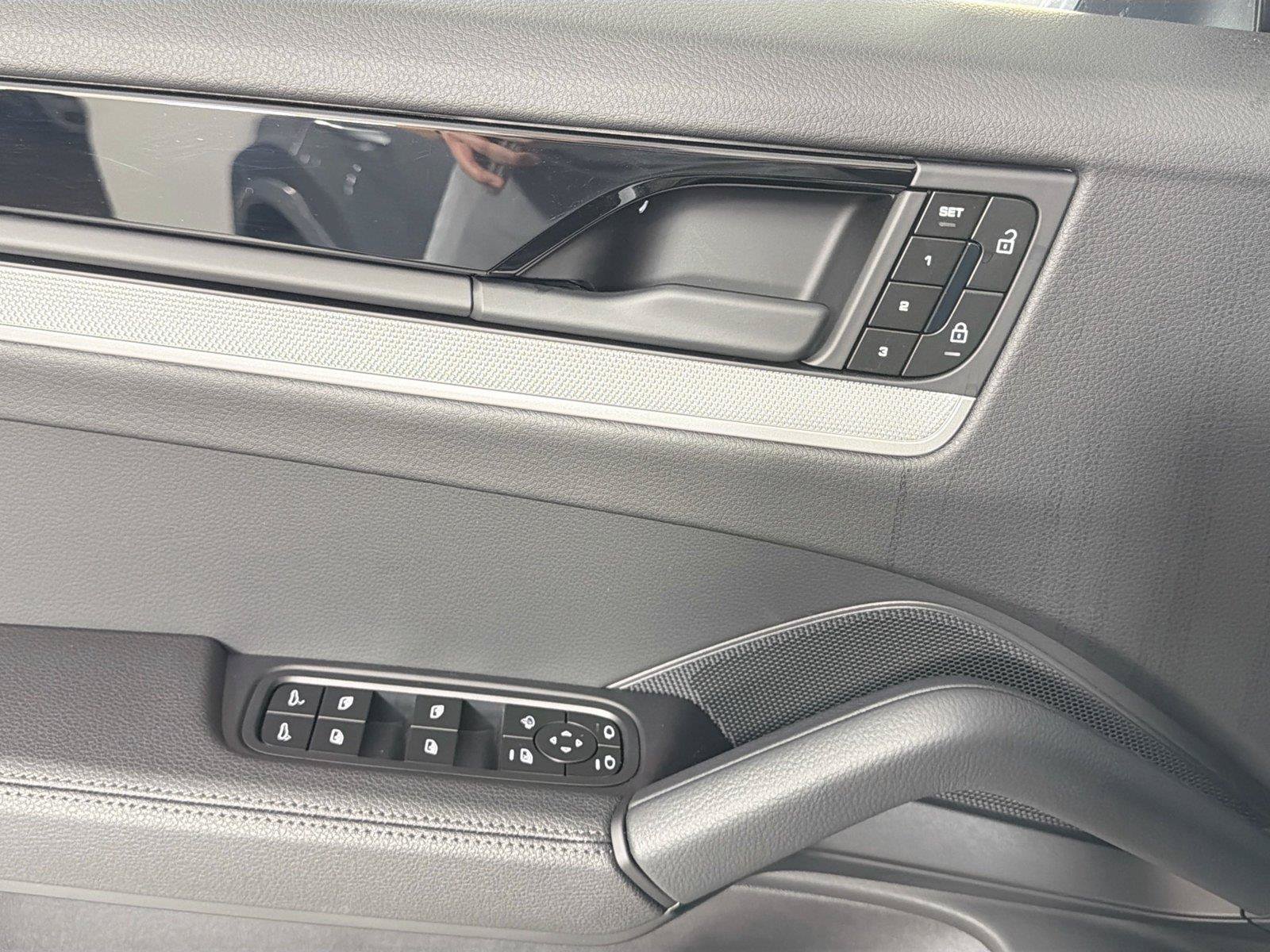 Certified 2025 Porsche Cayenne Coupe AWD/4WD image 31
