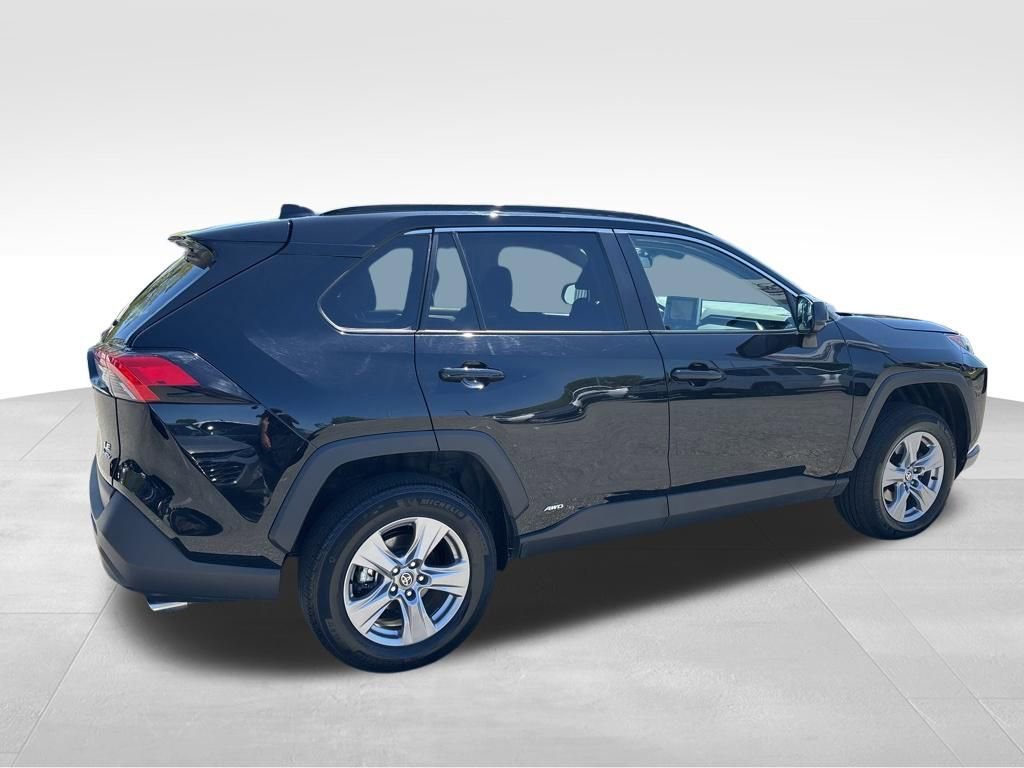 Used 2025 Toyota RAV4 LE AWD/4WD image 4