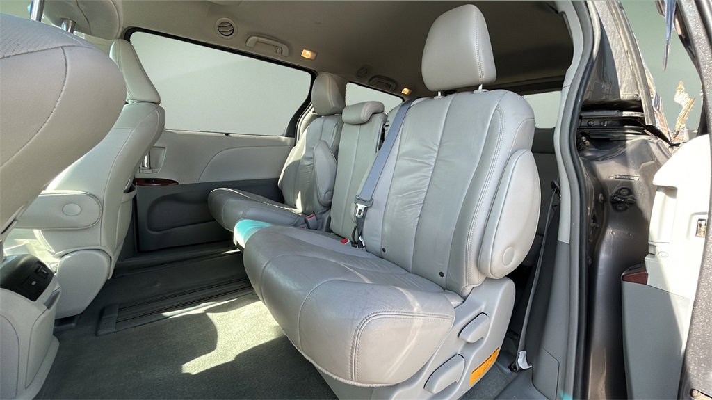 Used 2012 Toyota Sienna XLE w/ Entertainment Pkg image 11