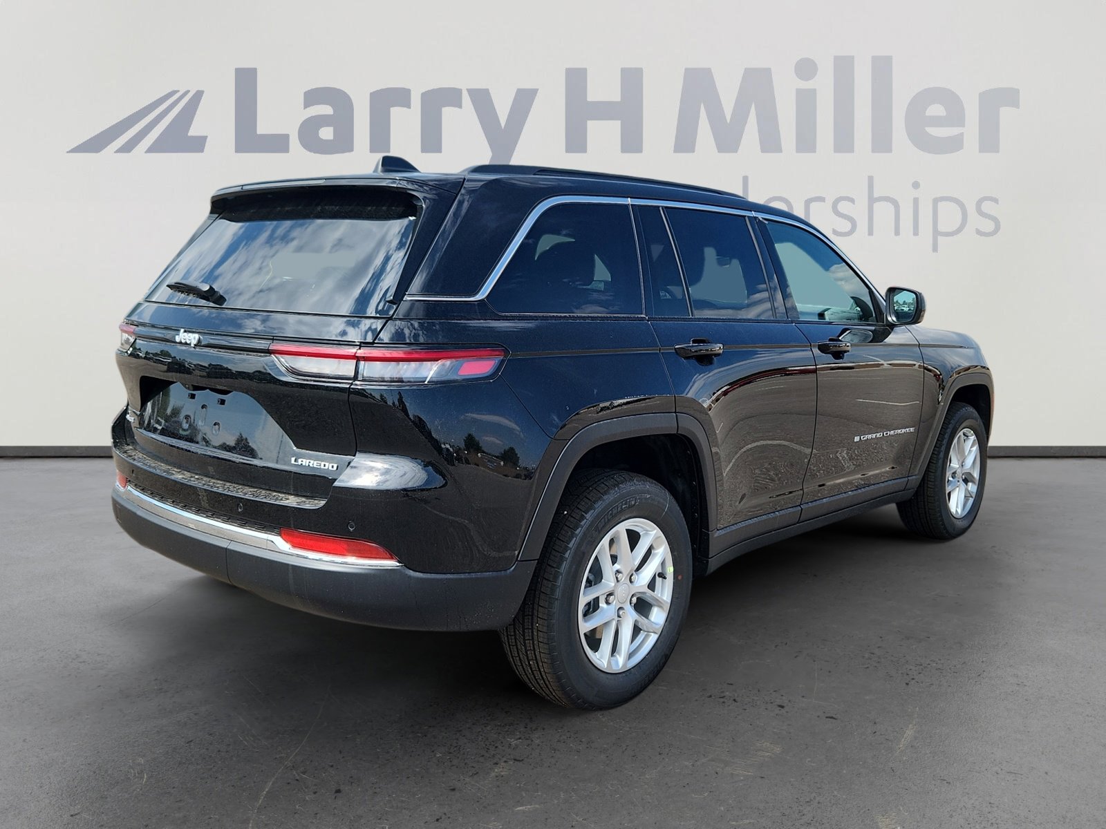 New 2025 Jeep Grand Cherokee Laredo X w/ Luxury Tech Group I AWD/4WD image 6