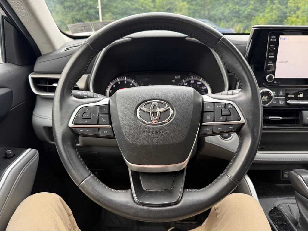 Used 2022 Toyota Highlander XLE AWD/4WD image 10