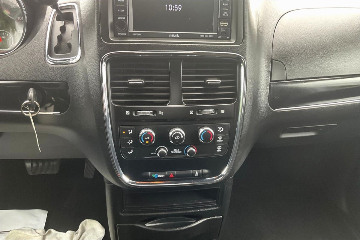 Used 2018 Dodge Grand Caravan SE FWD image 14