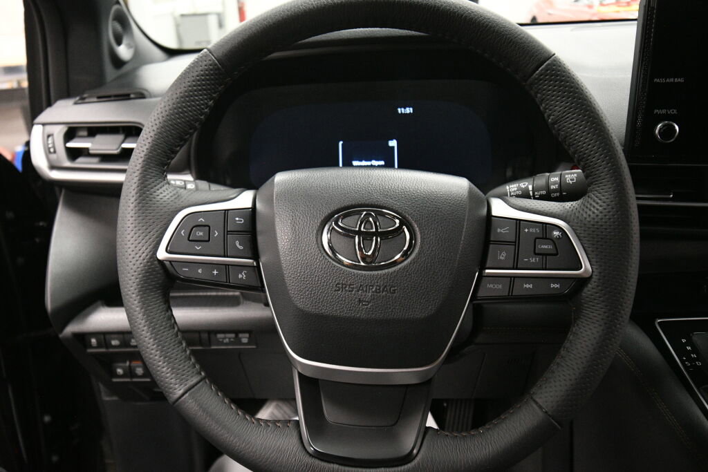 Used 2025 Toyota Sienna Platinum AWD/4WD image 13