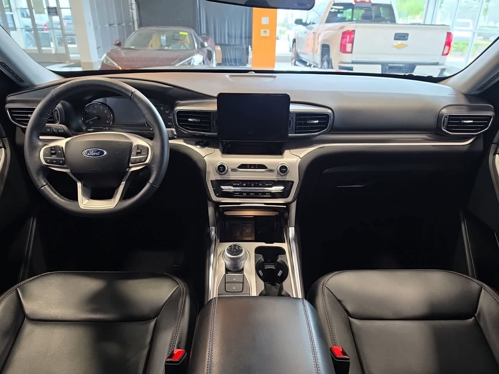 Used 2023 Ford Explorer XLT w/ Equipment Group 202A AWD/4WD image 28