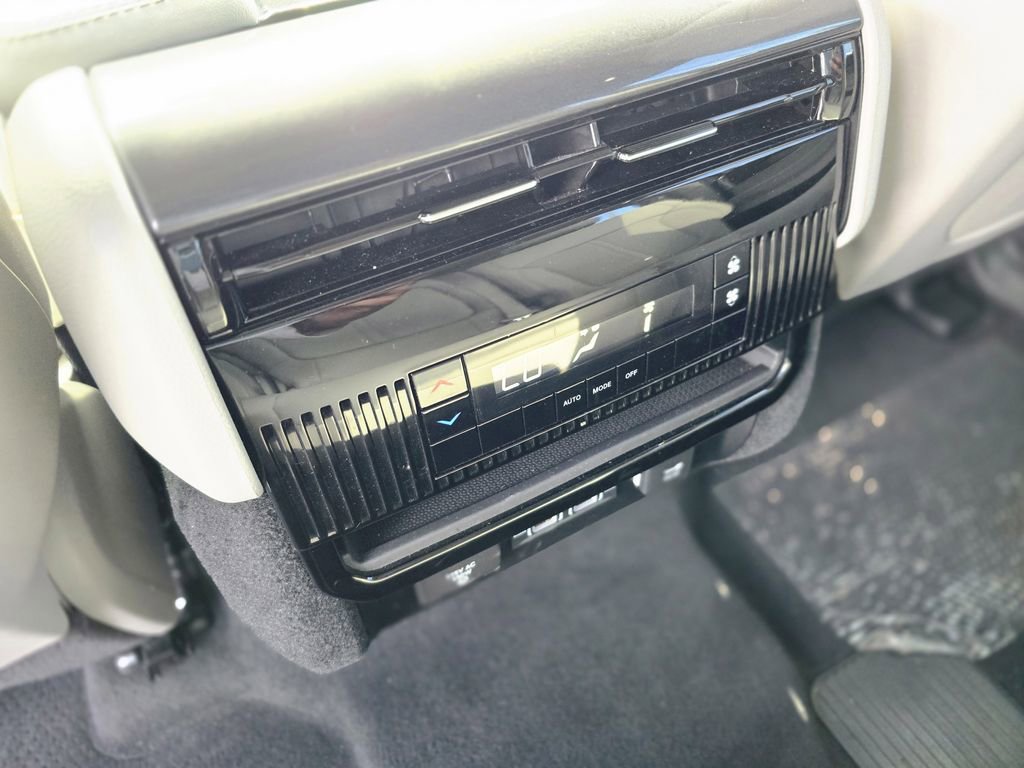 Used 2024 Jeep Wagoneer 2WD image 14