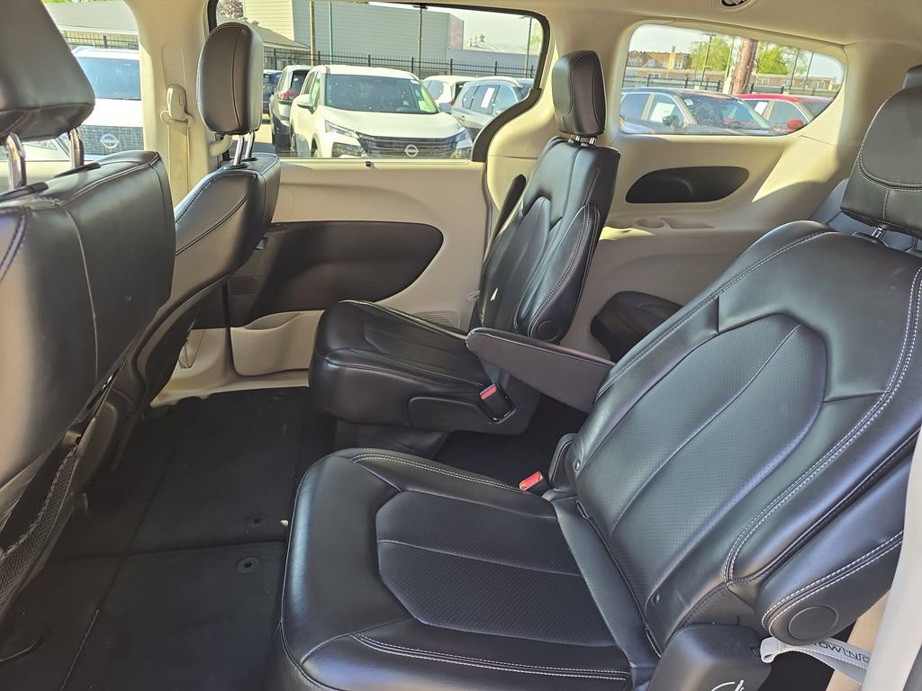 Used 2024 Chrysler Pacifica Touring-L FWD image 9