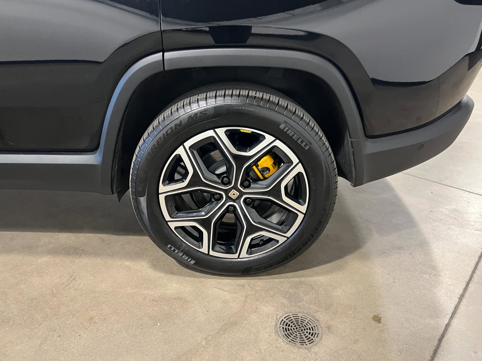 Used 2025 Rivian R1S Premium image 45