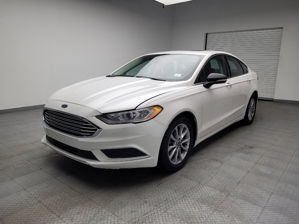 Used 2017 Ford Fusion SE w/ Fusion SE Technology Package FWD image 2