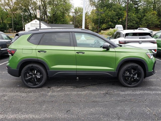 New 2025 Volkswagen Taos SE image 2