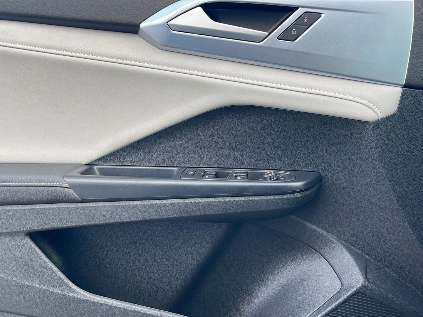 Used 2025 Volkswagen Taos SE image 22