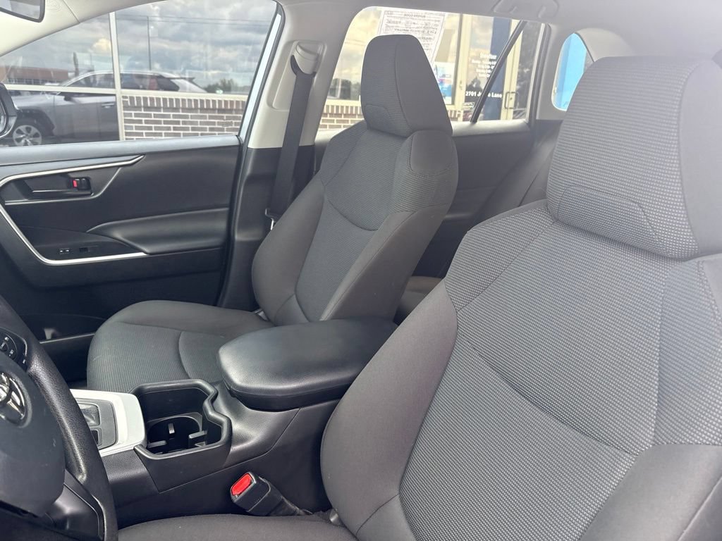 Used 2022 Toyota RAV4 LE w/ Carpet Mat Package (TMS) AWD/4WD image 11
