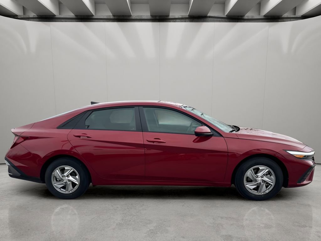 Used 2025 Hyundai Elantra SE FWD image 6