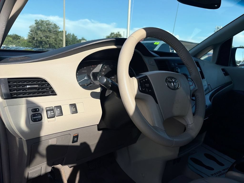 Used 2014 Toyota Sienna XLE FWD image 17