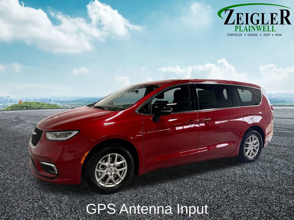 Used 2025 Chrysler Pacifica Select image 3