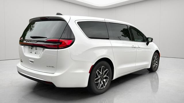New 2027 Chrysler Pacifica Limited FWD image 5