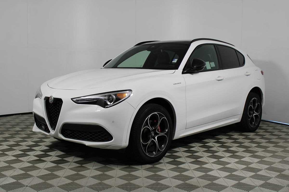 Used 2023 Alfa Romeo Stelvio Veloce AWD/4WD image 3