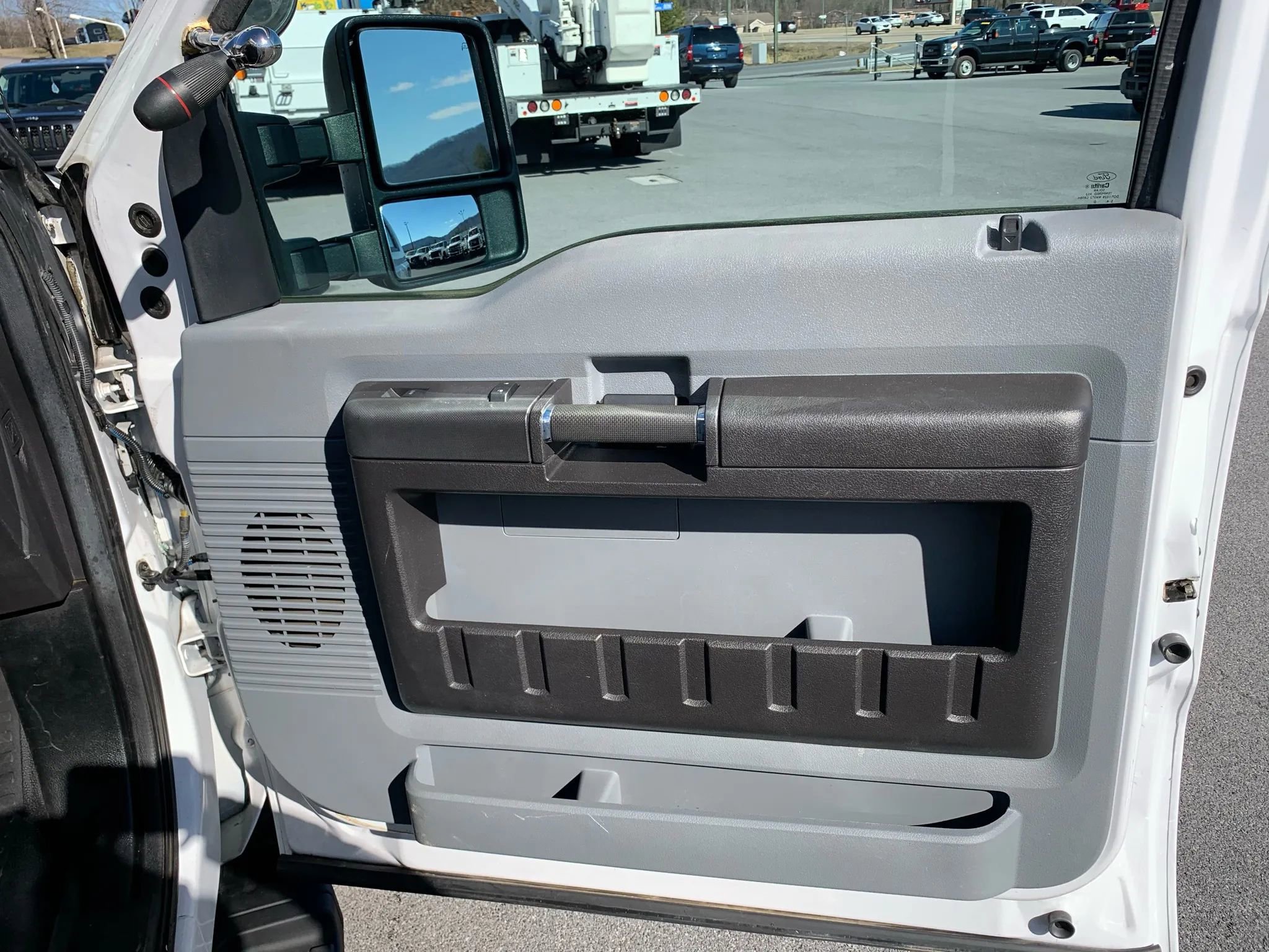 Used 2016 Ford F550 XL 165  W.B. 2D image 25