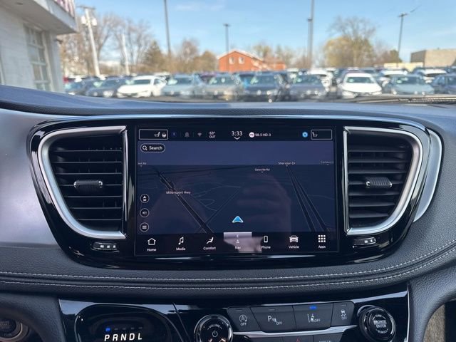 Used 2025 Chrysler Pacifica Limited FWD image 16