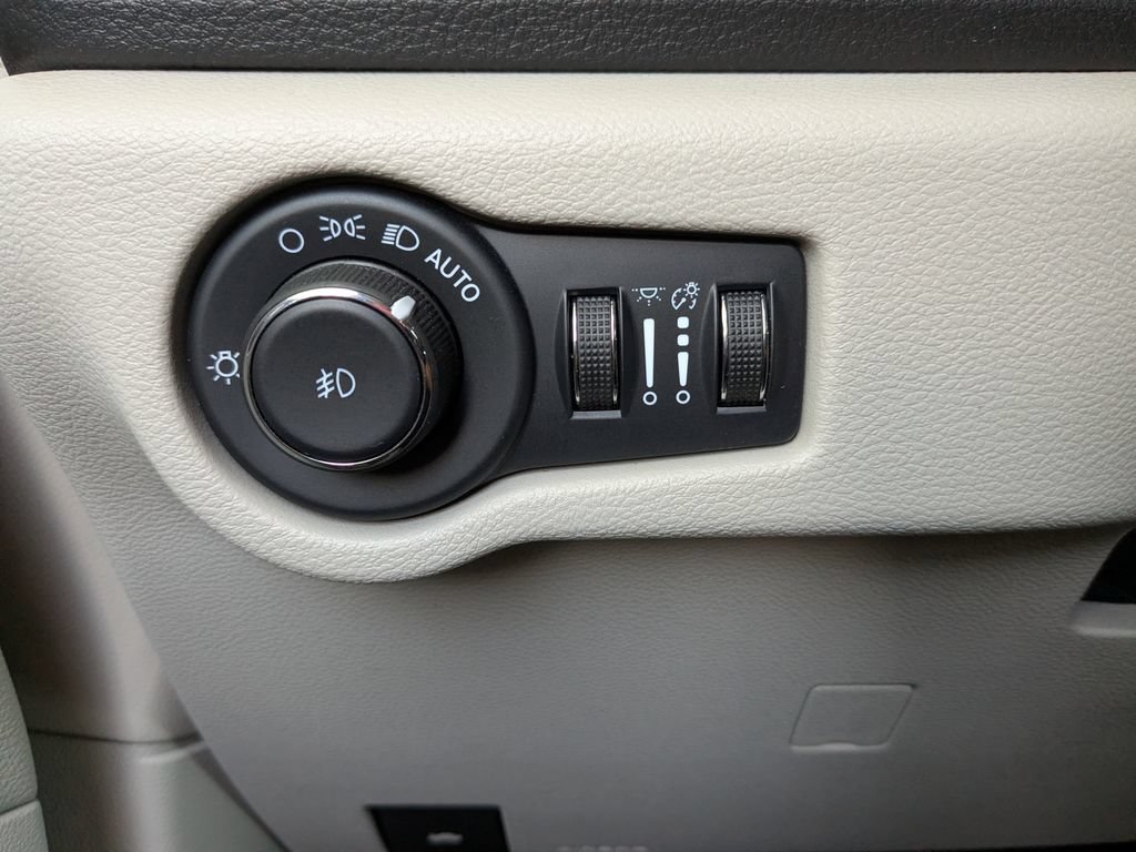 Used 2023 Chrysler Pacifica Touring-L AWD/4WD image 23