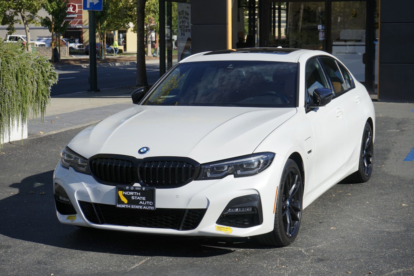 Used 2022 BMW 330e w/ M Sport Package image 4