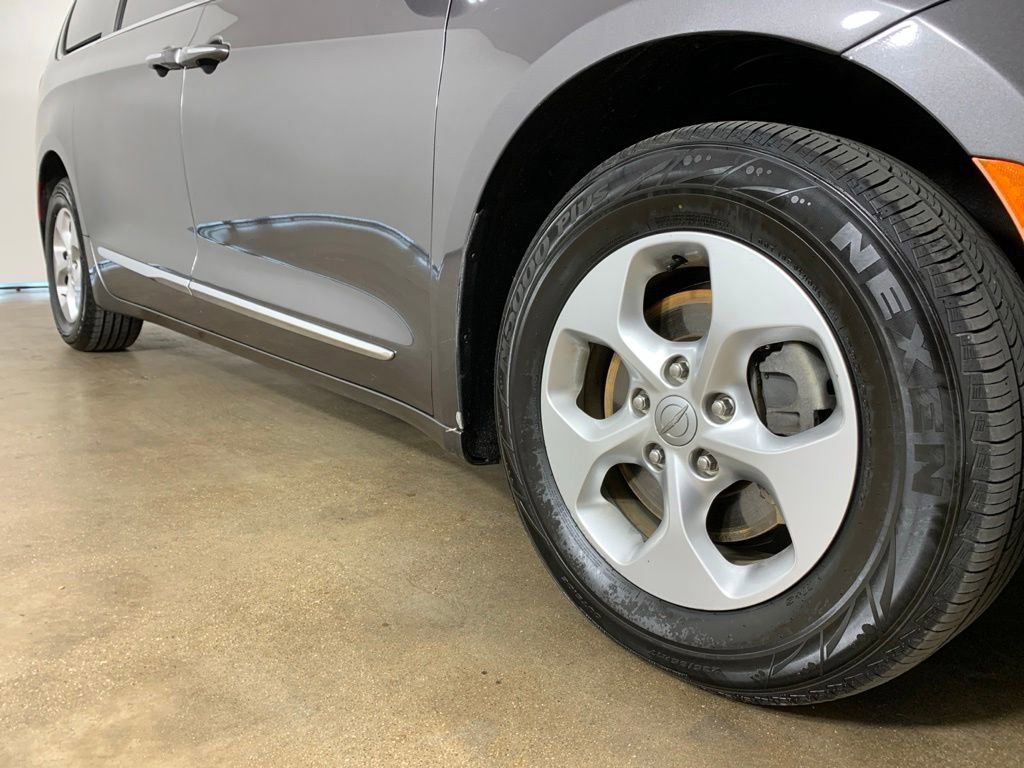Used 2017 Chrysler Pacifica Touring-L Plus FWD image 6