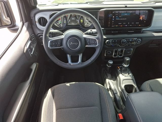 Used 2025 Jeep Wrangler Unlimited Sahara w/ Safety Group AWD/4WD image 11
