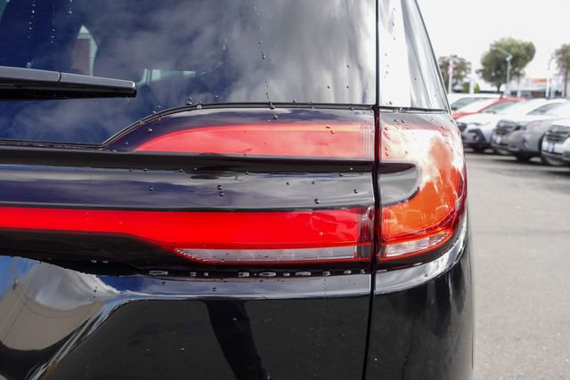Used 2024 Chrysler Pacifica Select image 6