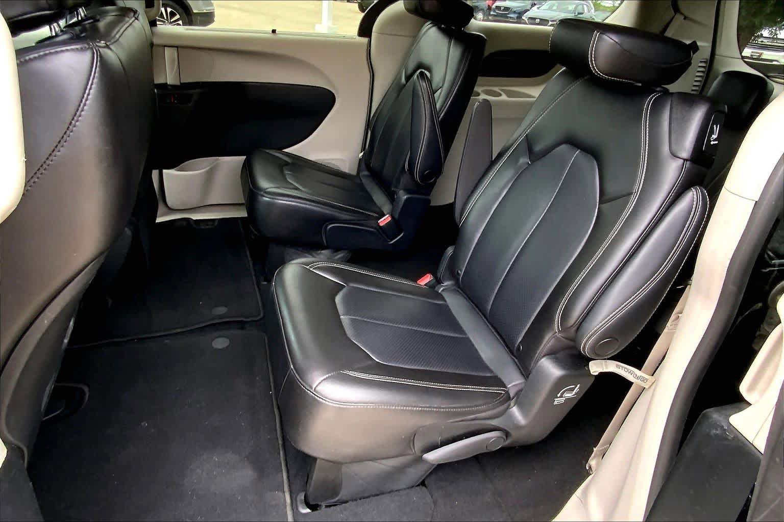 Used 2023 Chrysler Pacifica Touring-L FWD image 21