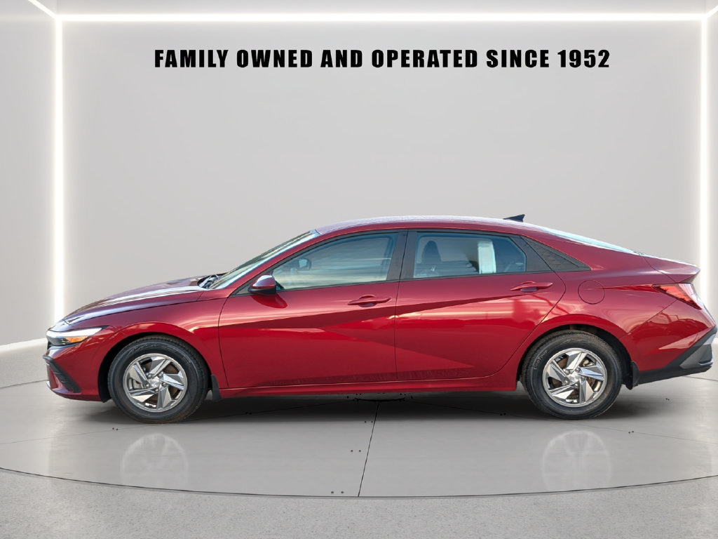 Used 2024 Hyundai Elantra SE FWD image 3