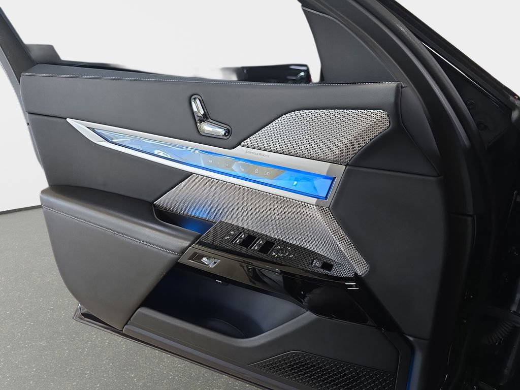 Certified 2023 BMW 760i xDrive image 27