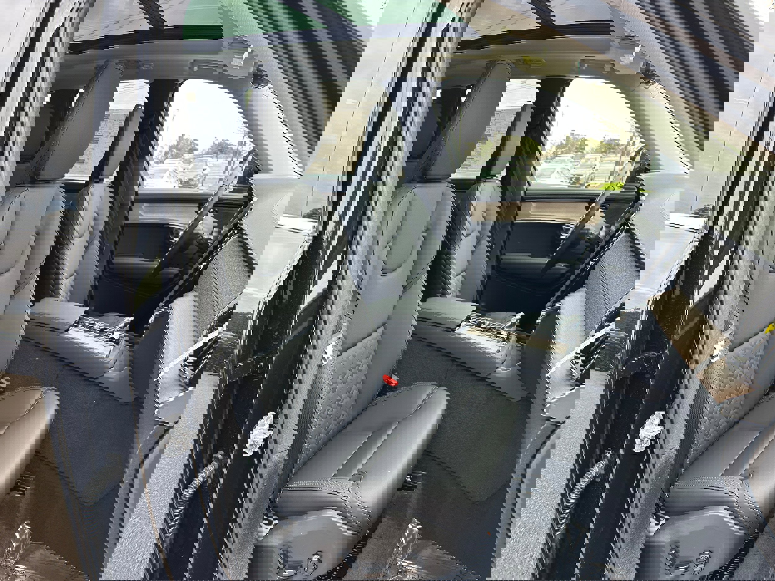 New 2025 Volvo XC90 T8 Plus w/ Protection Package Premier image 8