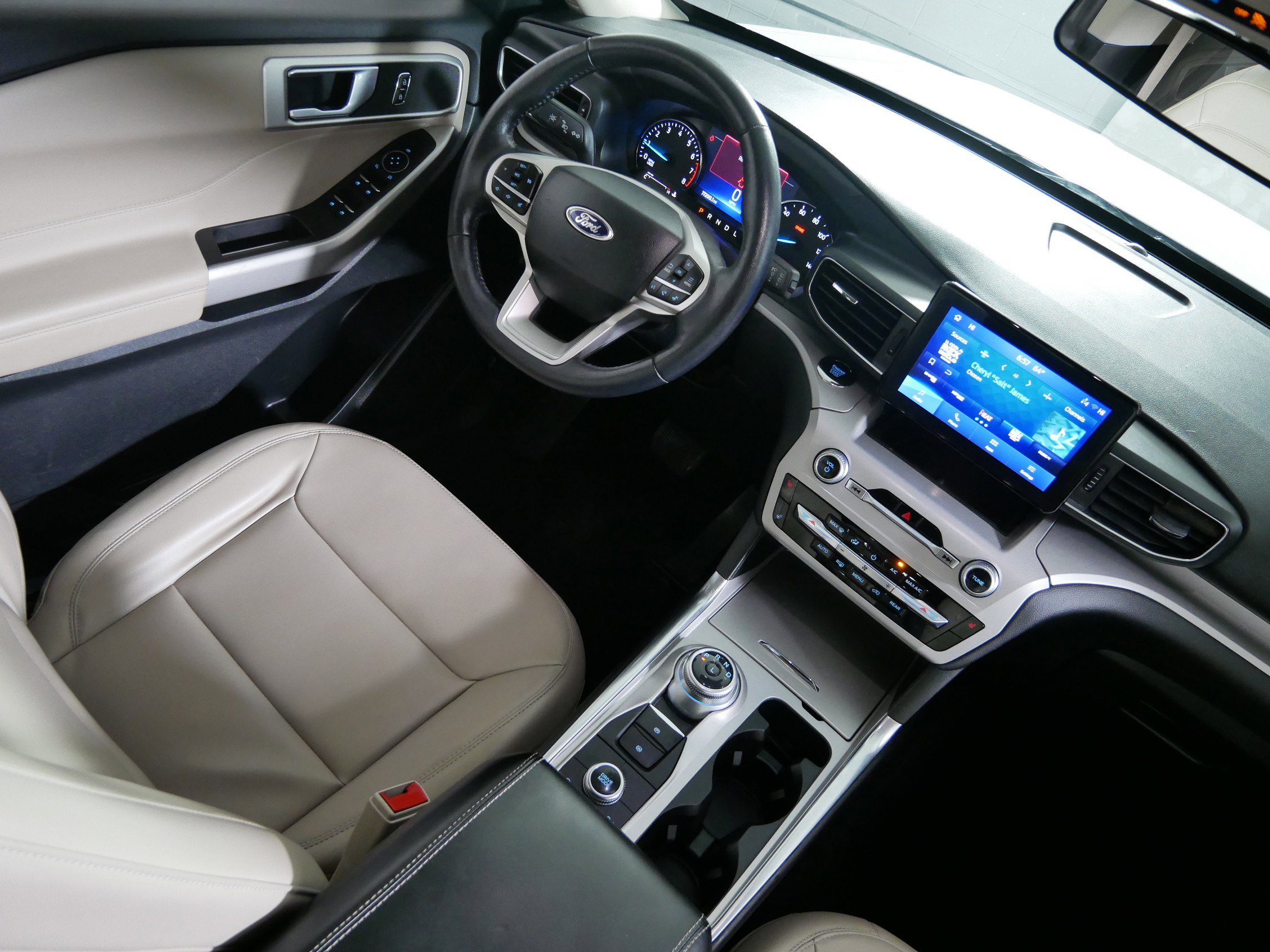 Used 2023 Ford Explorer XLT w/ Equipment Group 202A image 9