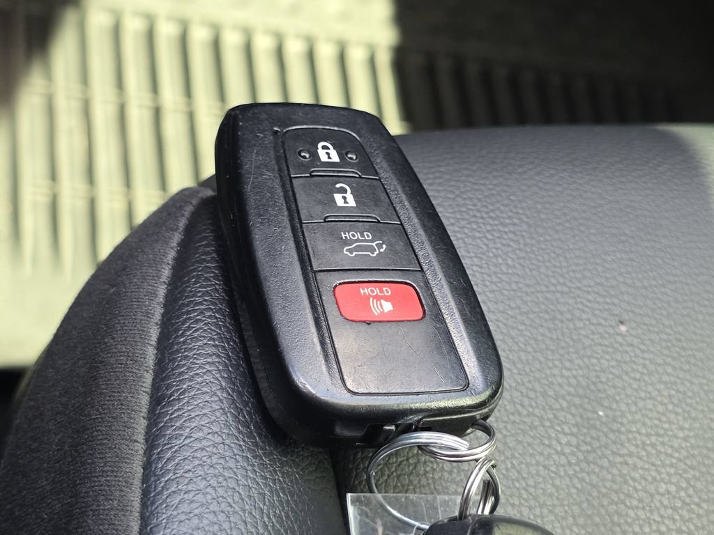 Used 2022 Toyota Highlander XLE AWD/4WD image 28