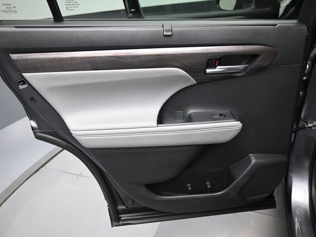 Used 2022 Toyota Highlander Limited image 31