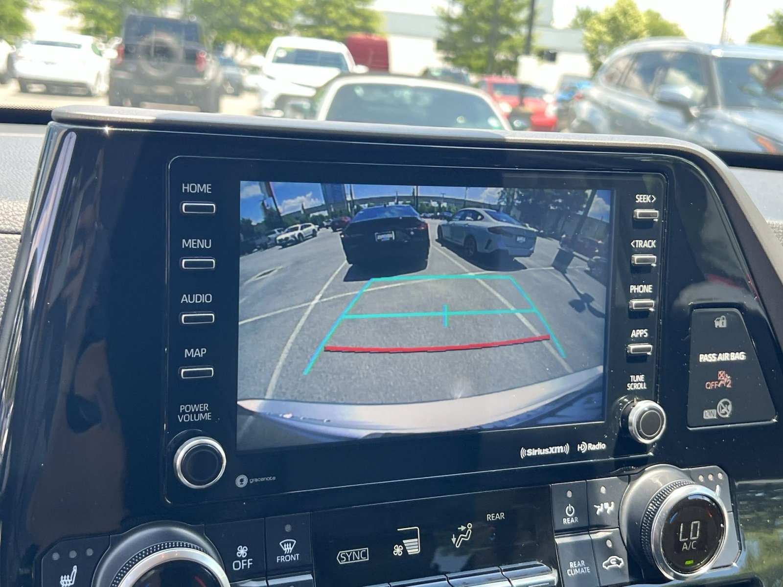 Used 2021 Toyota Highlander XLE AWD/4WD image 19