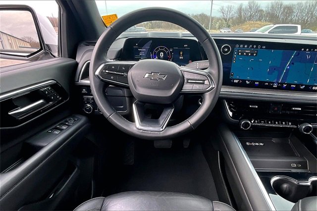 Used 2025 Chevrolet Suburban Z71 image 8