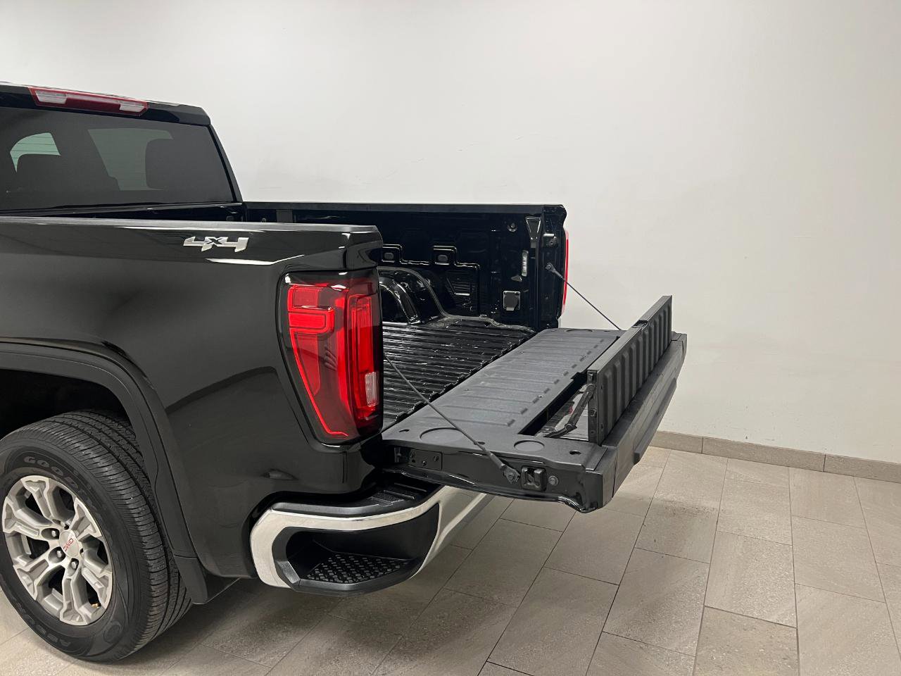 Used 2025 GMC Sierra 1500 SLT AWD/4WD image 22