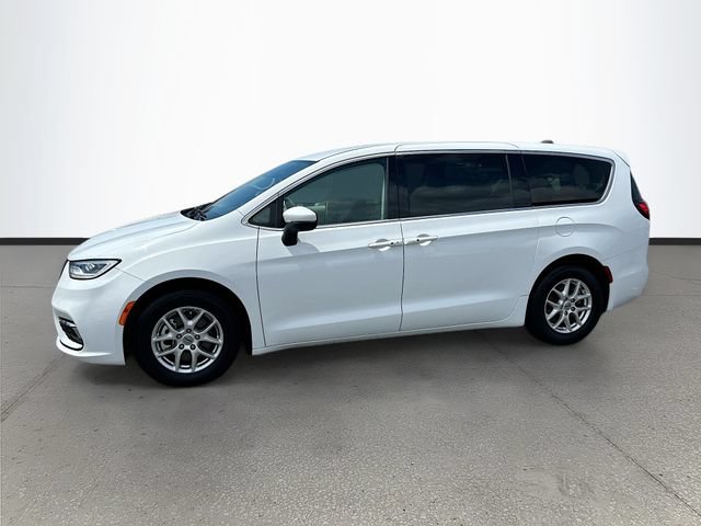 Used 2023 Chrysler Pacifica Touring-L FWD image 4