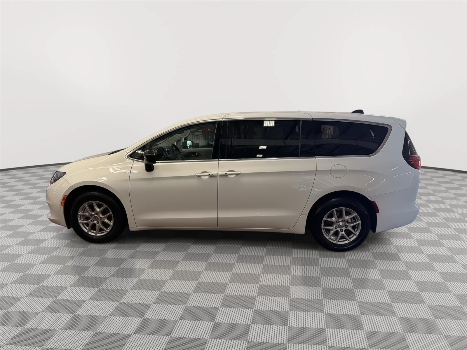 Used 2024 Chrysler Voyager LX FWD image 7