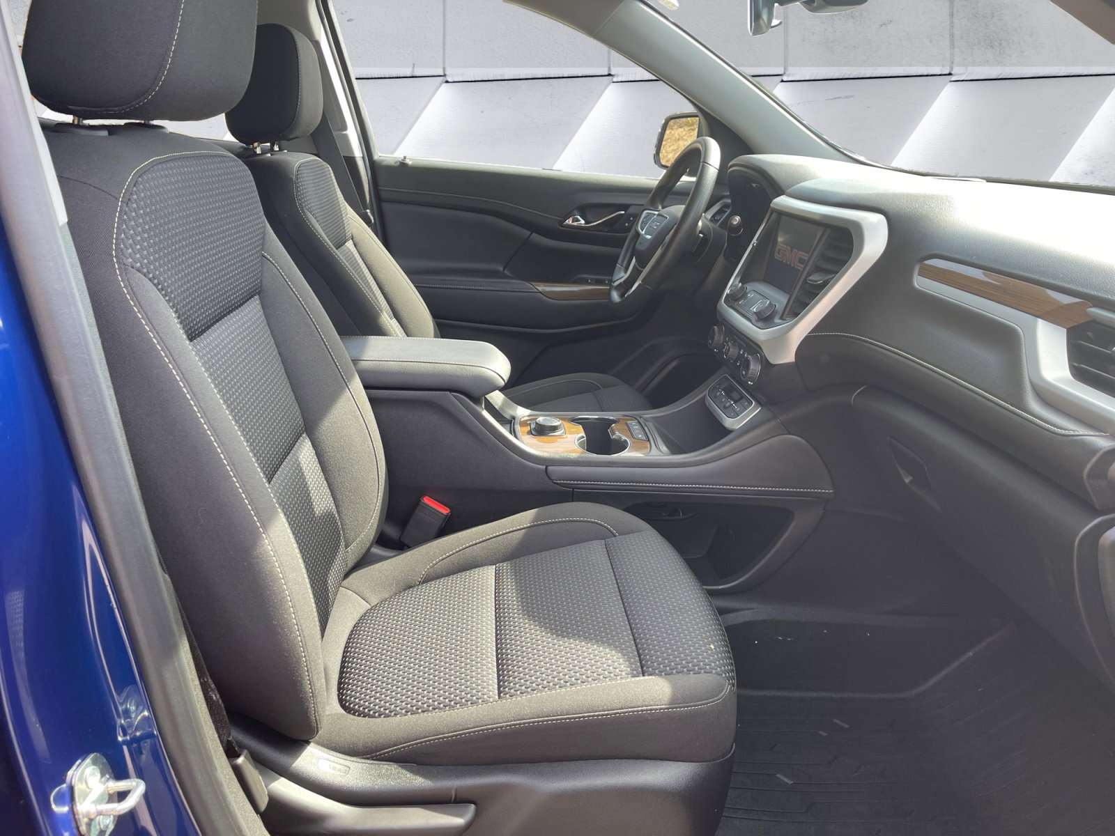 Used 2023 GMC Acadia SLE image 16