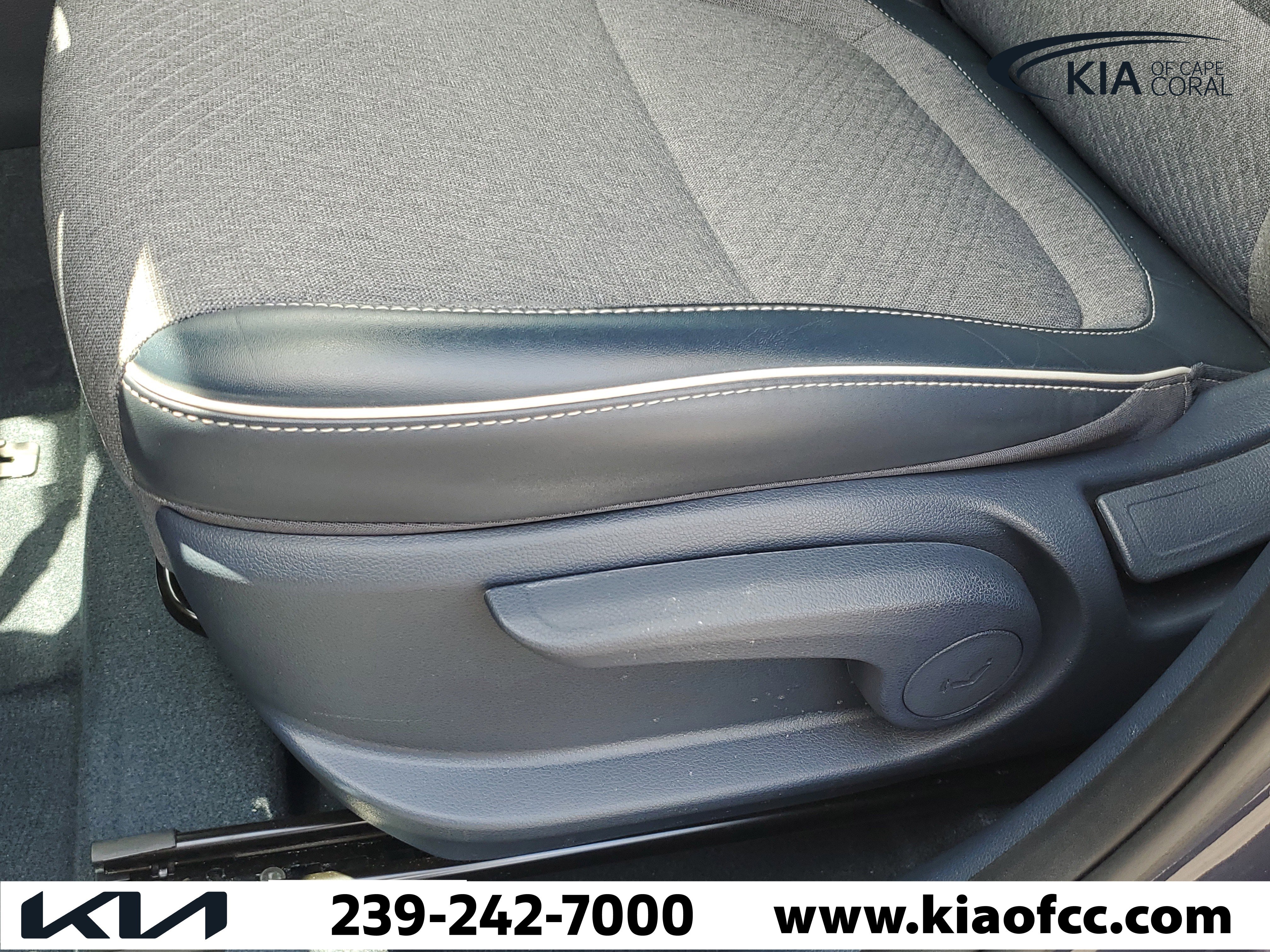 Used 2023 Hyundai Venue Limited w/ Cargo Package FWD image 17